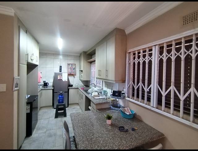 2 BEDROOM APARTMENT FOR SALE IN ISIPINGO BEACH